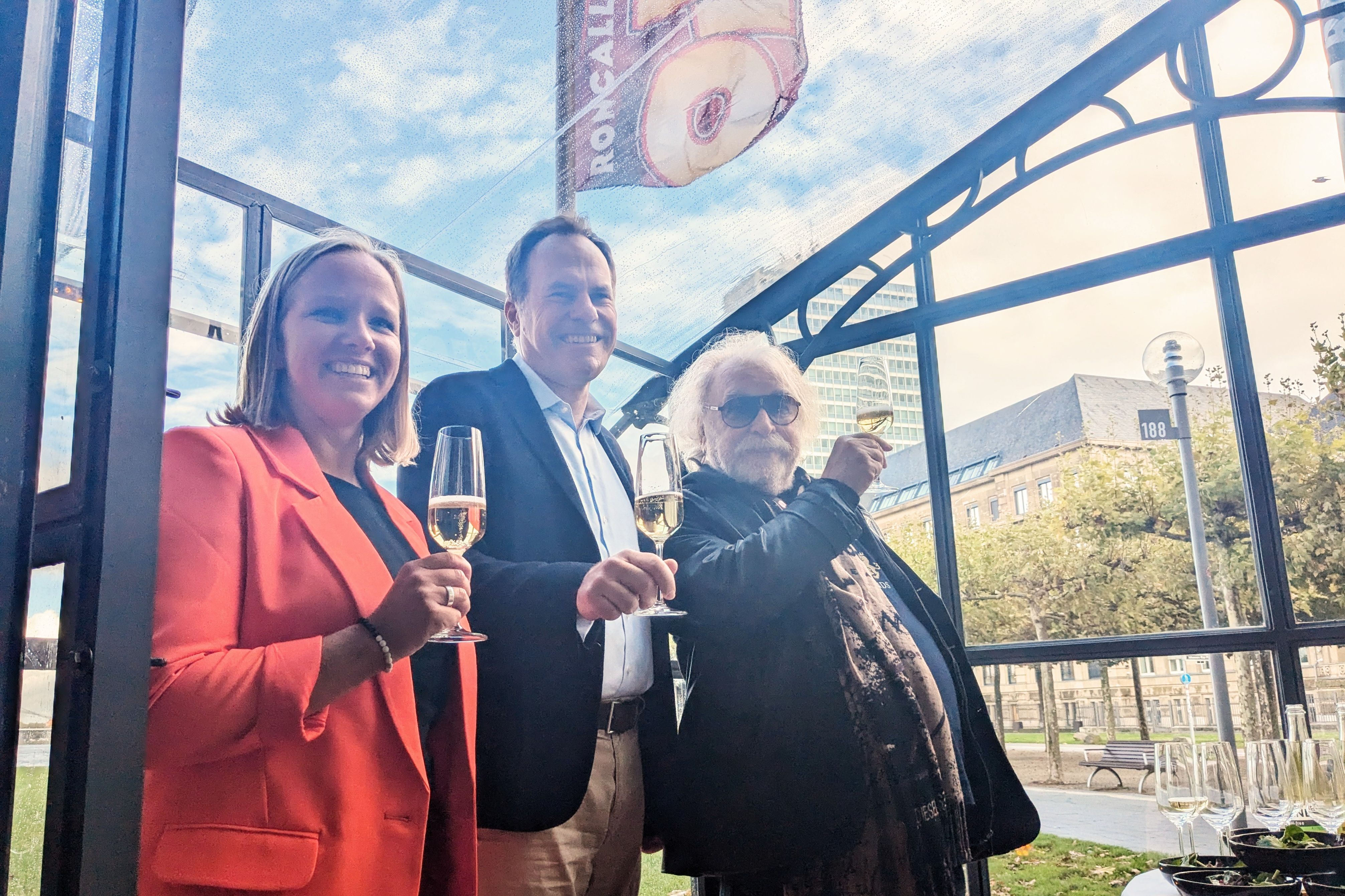 In der Orangerie: (von links) Projektleiterin Kim Dorn, Oberbürgermeister Stephan Keller und Roncalli-Chef Bernhard Paul. / Foto: Alexandra Scholz-Marcovich, NDOZ