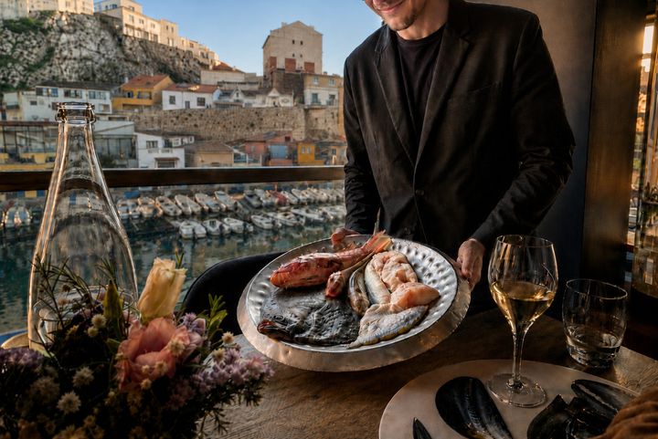 Chez Fonfon, Marseille: die Fischpräsentation vor dem Kochen — das ist die Charta fonfon-fischplatte-service-vallon-auffes-marseille.jpg