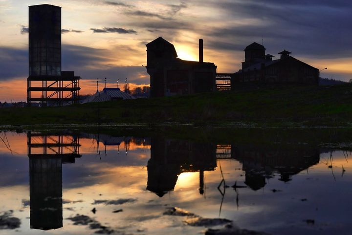 Glasmacherviertel Düsseldorf-Gerresheim bei Sonnenuntergang Ehemaliges Glashüttengelände in Düsseldorf-Gerresheim mit Glasturm und historischen Industriegebäuden bei Sonnenuntergang.