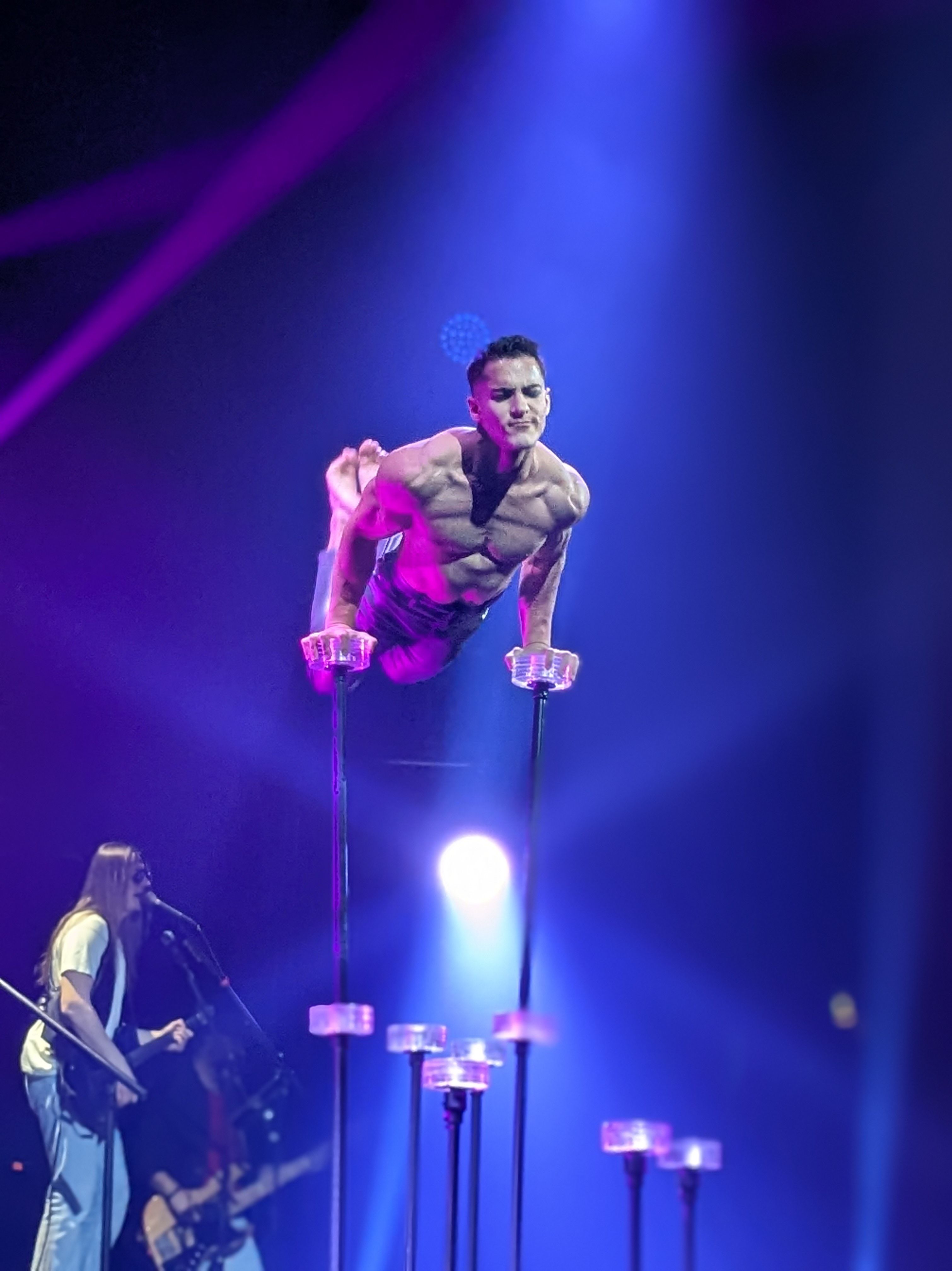 Lucas Suarez: Der Argentinier zeigte eine beeindruckende Kombination aus Handstandkünsten und Strapatenakrobatik. Seine Performance war ein Meisterwerk der Körperbeherrschung. / Foto: Alexandra Scholz-Marcovich, NDOZ