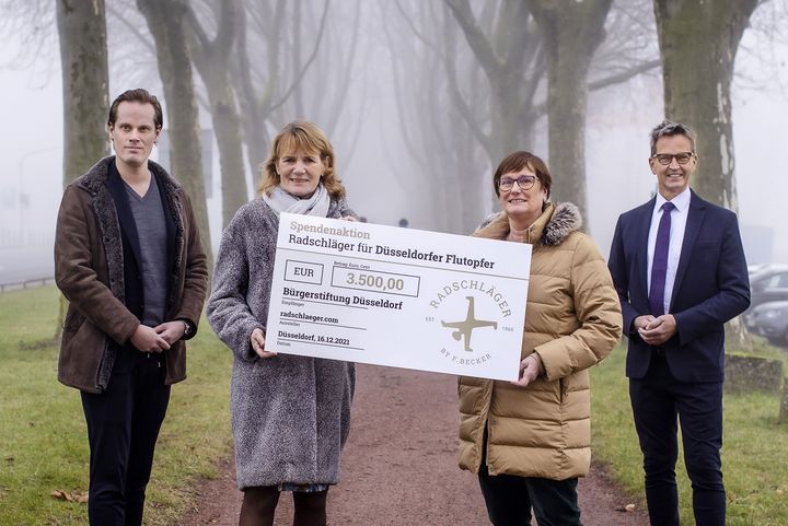 Übergabe Spendenscheck: Malte Kappes, Sabine Tüllmann, Heike Kappes und Bürgermeister Josef Hinkel (v.l.n.r.) / Foto © radschlaeger.com