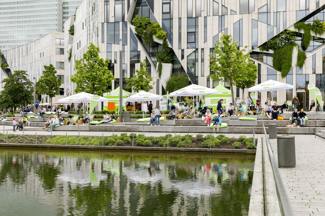 Das Wasser wird natürlich in biologisch abbaubaren Mehrwegbechern aus Zuckerrohr ausgeschenkt. / Foto: Trinkwasser-Lounge am Kö-Bogen 2023 (c) Stadtwerke Düsseldorf