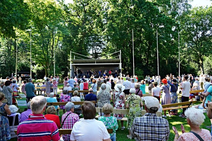 Hofgartenkonzerte im Düsseldorfer Hofgarten Publikum sitzt und steht bei einem Hofgartenkonzert vor der Bühne im Düsseldorfer Hofgarten.