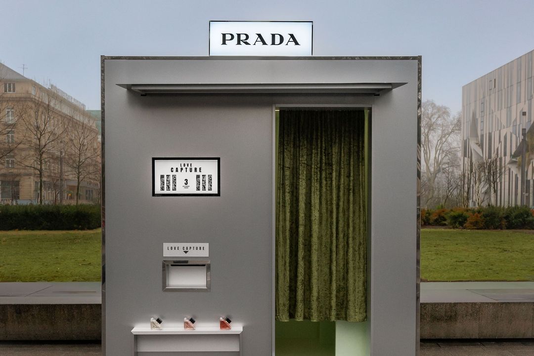 "Love Capture" Düsseldorf Pop-up-Fotobooth Prada / Foto: Prada Beauty Valentine Photo Pooth Pop-up 2025, GOSSIP+