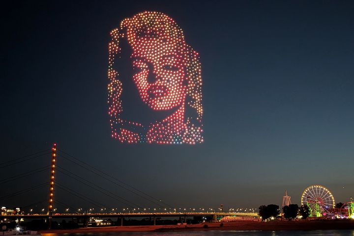 Marilyn Monroe über Düsseldorf Drohnenshow „ART IN THE SKY“ mit einem Porträt von Marilyn Monroe über dem Rhein, der Rheinkniebrücke und der Rheinkirmes in Düsseldorf