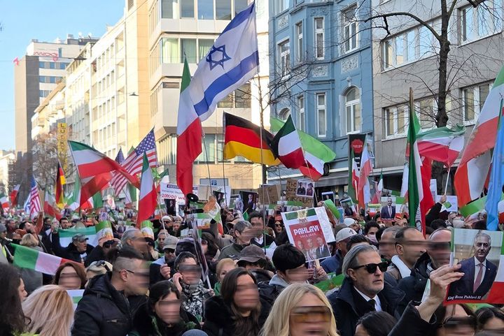 Iran-Demo in Düsseldorf: Rund 18.000 fordern Regimewechsel Menschenmenge mit iranischen Fahnen bei der Demonstration „Freiheit für den Iran“ in Düsseldorf am 24. Januar 2026.