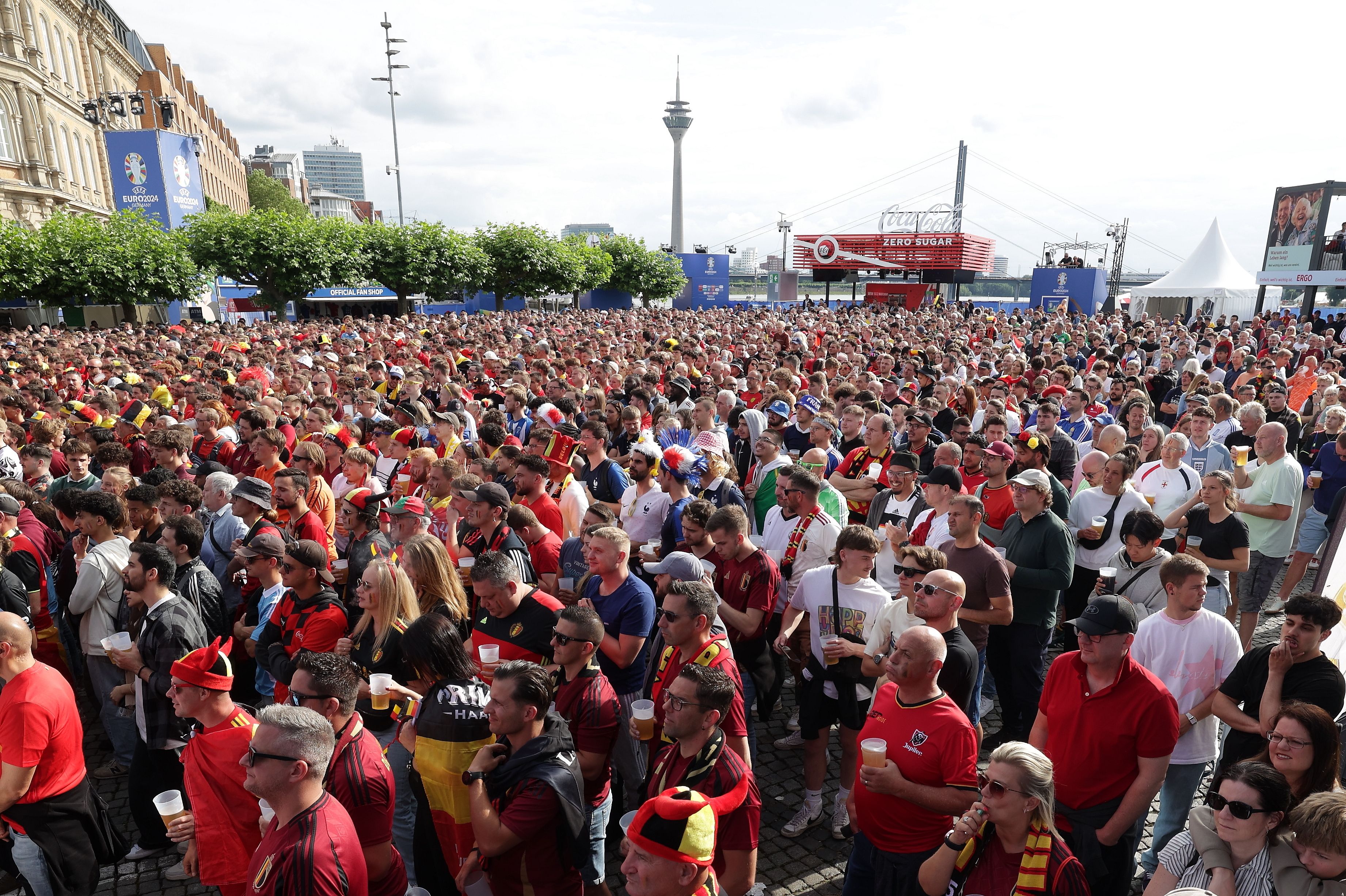 Insgesamt 12.500 Besucher verfolgten die beiden Partien des Tages in den Düsseldorfer Fan Zones © Landeshauptstadt Düsseldorf/David Young 