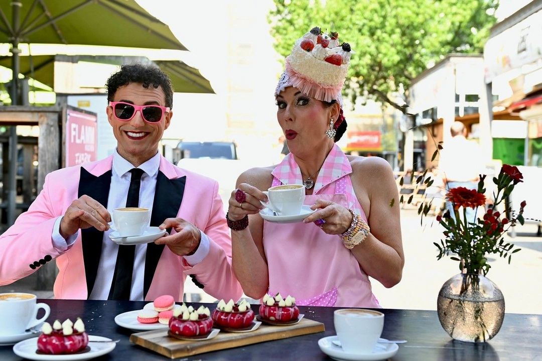 Die süßen Kreationen, die am Carlsplatz vorgestellt wurden, sind ab sofort bis zum Ende der Show am 6. Oktober 2024 bei Pure Pastry erhältlich / Foto: Roncalli's Apollo Varieté