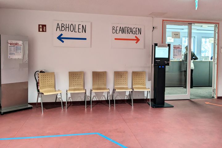 Das Bürgerbüro am Hauptbahnhof Düsseldorf, wo Bargeldzahlungen weiterhin möglich sind. Ab dem 1. November 2024 werden in allen anderen Stadtteil-Bürgerbüros nur noch bargeldlose Zahlungen akzeptiert. / Foto (c) Alexandra Scholz-Marcovich, NDOZ