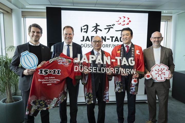 Pressekonferenz Japan-Tag Düsseldorf/NRW 2026 Gruppenfoto zur Vorstellung des Japan-Tags Düsseldorf/NRW 2026 mit Japan-Tag-Schriftzug und Merchandise