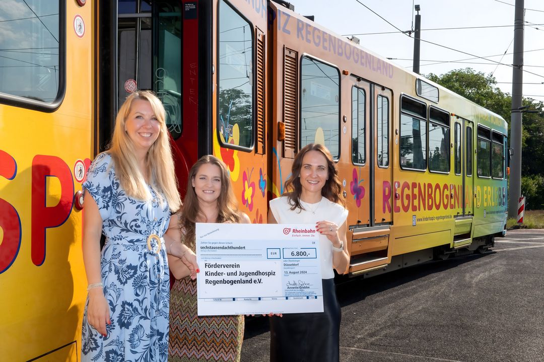 (von links) Annette Grabbe sowie Anja Eschweiler und Natalia Köhler vom Förderverein Kinder- und Jugendhospiz Regenbogenland e.V. / Foto: Rheinbahn