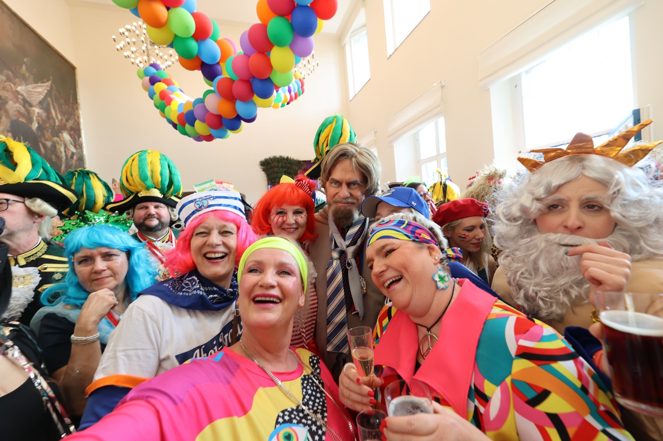 Gute Stimmung im Jan-Wellem-Saal: OB Dr. Stephan Keller inmitten der bunt kostümierten Möhne / Foto: Landeshauptstadt Düsseldorf/Melanie Zanin