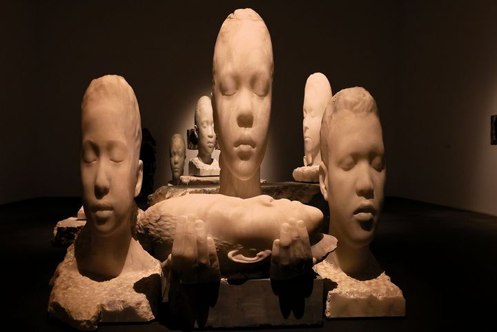 Jaume Plensa: Köpfe mit geschlossenen Augen Mehrere großformatige Kopfskulpturen von Jaume Plensa mit geschlossenen Augen in einem abgedunkelten Ausstellungsraum des MKM Museum Küppersmühle in Duisburg.