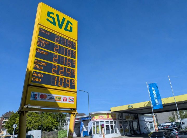 Benzinpreise in Düsseldorf-Flingern am 24. April 2026 Preistafel einer SVG-Tankstelle in Düsseldorf-Flingern mit Benzin- und Dieselpreisen am 24. April 2026.