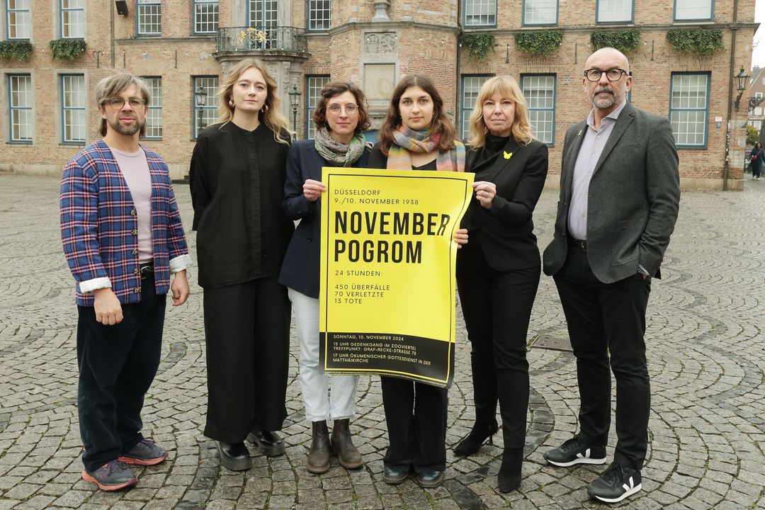 (V. l.) Christof Seeger-Zurmühlen, Pièrre.Vers, Christina Brikmann, Studio Mischa Kuball, Anna Schlieck, Mahn- und Gedenkstätte, Oona Spyra, Projektgruppe Gedenkgang, Kulturamtsleiterin Angélique Tracik und Bert Römgens, Jüdische Gemeinde © Landeshauptstadt Düsseldorf/David Young 