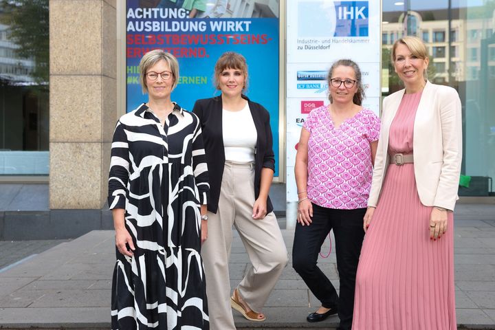 Bild (v.l.): Birgit Wehrhöfer (Abteilungsleiterin Gleichstellung im Ministerium für Kinder, Jugend, Familie, Gleichstellung, Flucht und Integration des Landes Nordrhein-Westfalen), Johanna Torkuhl (Leiterin Competentia DUS/ME), IHK-Vizepräsidentin Julia Niederdrenk und Annette Grabbe, Sprecherin des Vorstands und Arbeitsdirektorin der Rheinbahn AG. / Foto (c) M. Zanin/IHK Düsseldorf