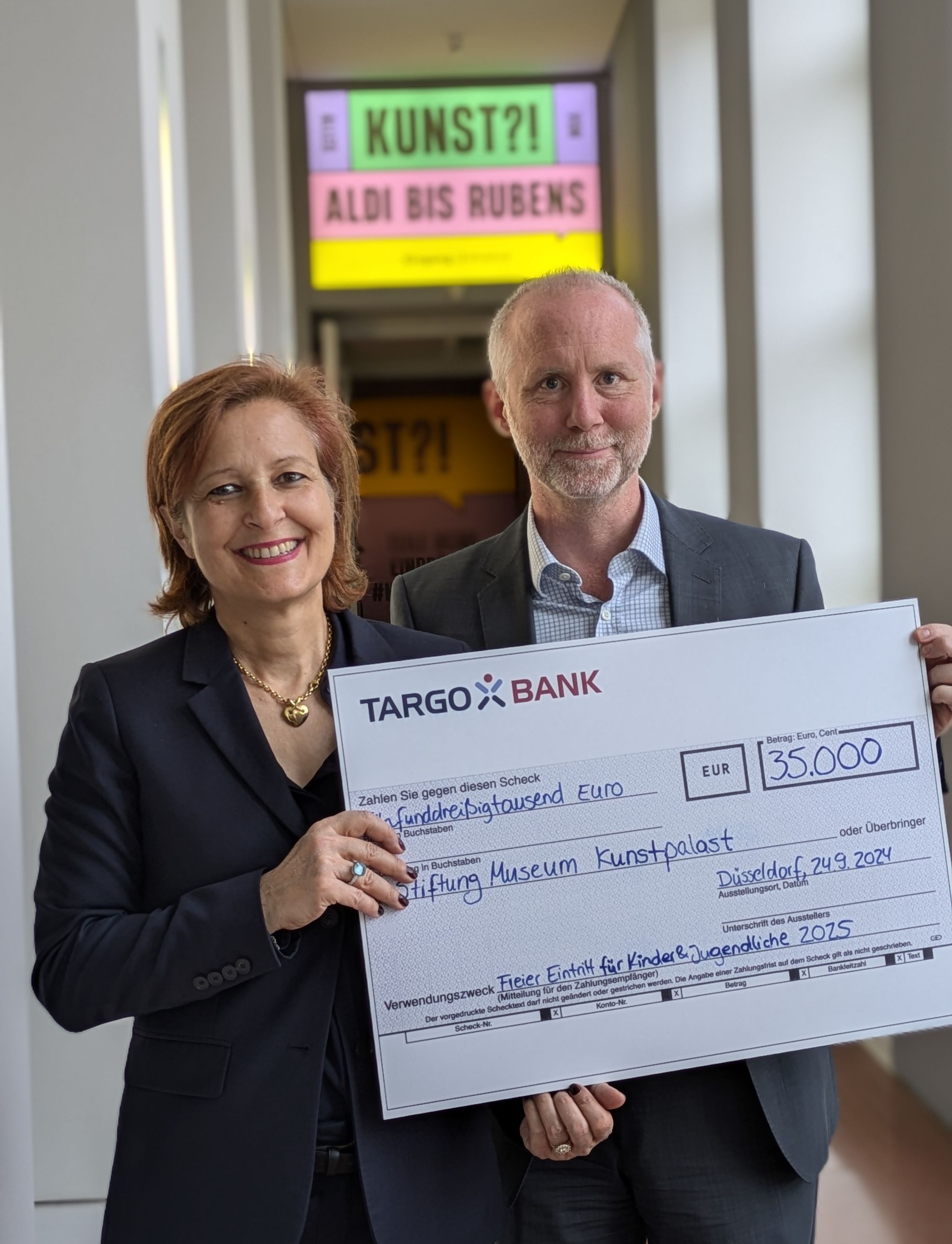 Isabelle Chevelard, Vorstandsvorsitzende der Targobank, und Felix Krämer, Generaldirektor Kunstpalast / Foto: Targobank, Kunsntpalast