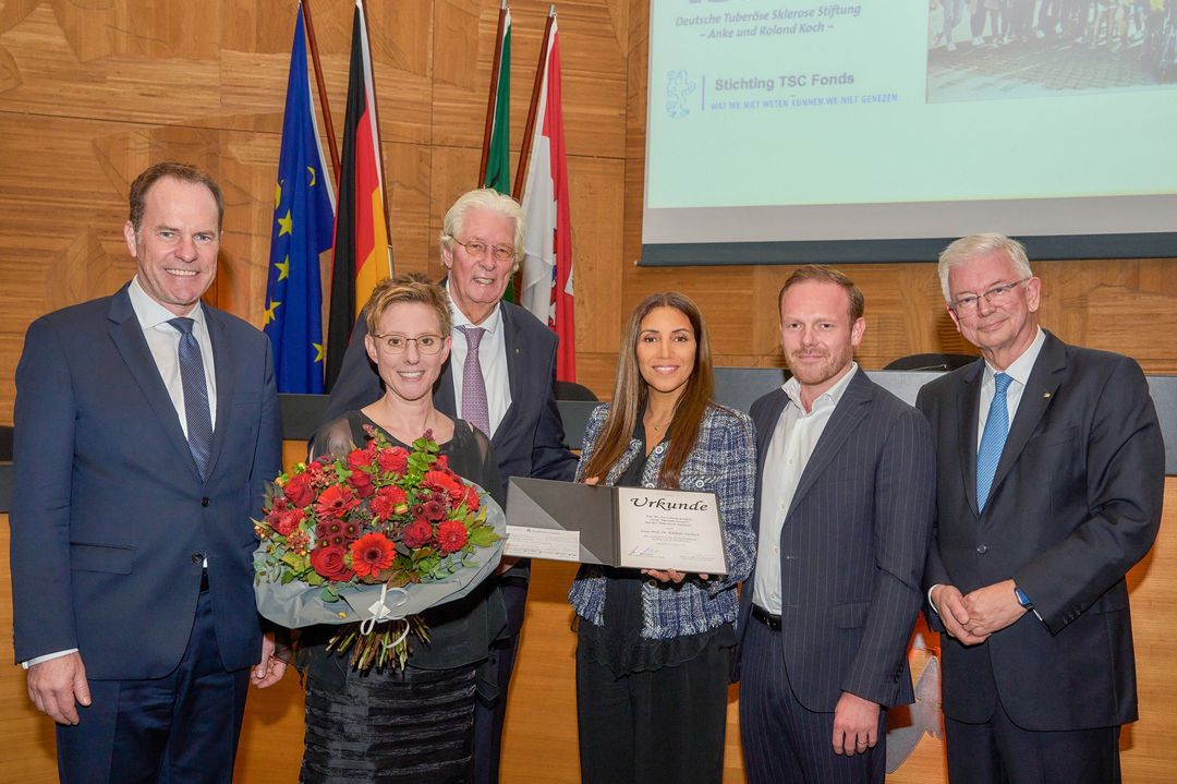 (v.l.n.r): Oberbürgermeister Dr. Stephan Keller, Prof. Dr. Kathrin Thedieck (Preisträgerin), Hans-Joachim Driessen (Vorstand der Klüh Stiftung), Ahlem Sehili-Klüh (Mitglied des Klüh-Beirates), Marc Welters (Manager bei Klüh Security, Enkel des Inhabers Josef Klüh), Prof. Roland Koch (ehem. Hessischer Ministerpräsident und Schirmherr über den Tuberöse Sklerose Deutschland e. V.) / Foto: Klüh Service Management GmbH/Silke Steinraths