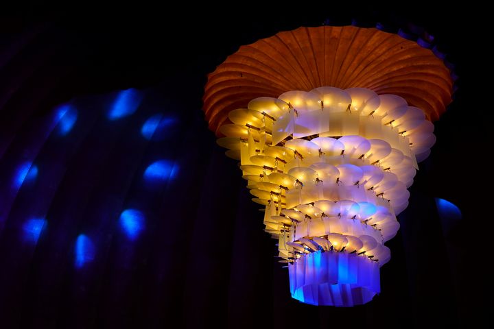 Licht in der Düsseldorfer Rheinterrasse Beleuchtete Deckeninstallation im Rheingoldsaal der Düsseldorfer Rheinterrasse während des popNRW-Preises 2026.