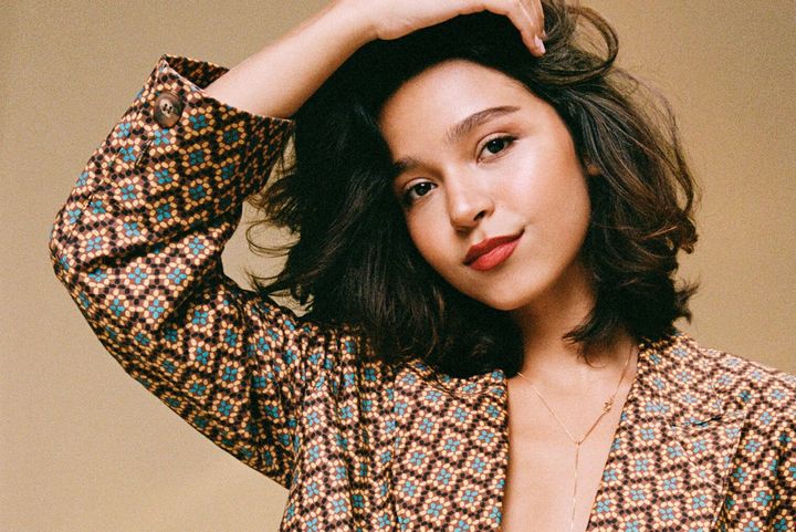 Mari Froes eröffnet das Lovebird Festival 2026 in Düsseldorf Porträt der brasilianischen Sängerin Mari Froes in gemustertem Blazer vor beigem Hintergrund.