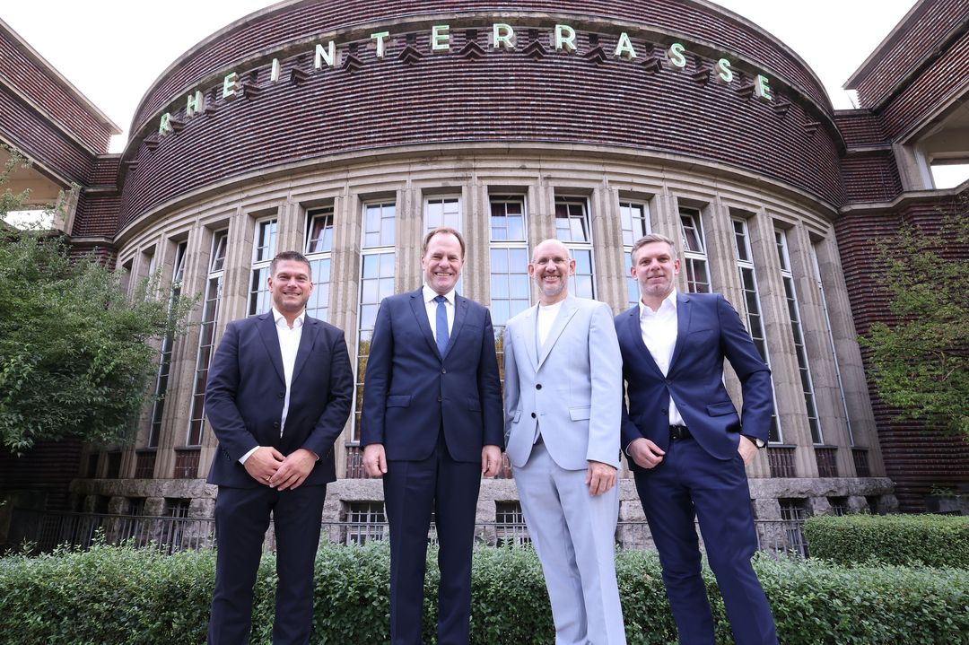 Christian Poschmann, Executive Director Corporate Events D.LIVE, Oberbürgermeister Dr. Stephan Keller, D.LIVE-Geschäftsführer Michael Brill und Georg Wacht, Geschäftsführer Restaurationsbetriebe Stockheim GmbH (v.l.n.r.) © Landeshauptstadt Düsseldorf/David Young 