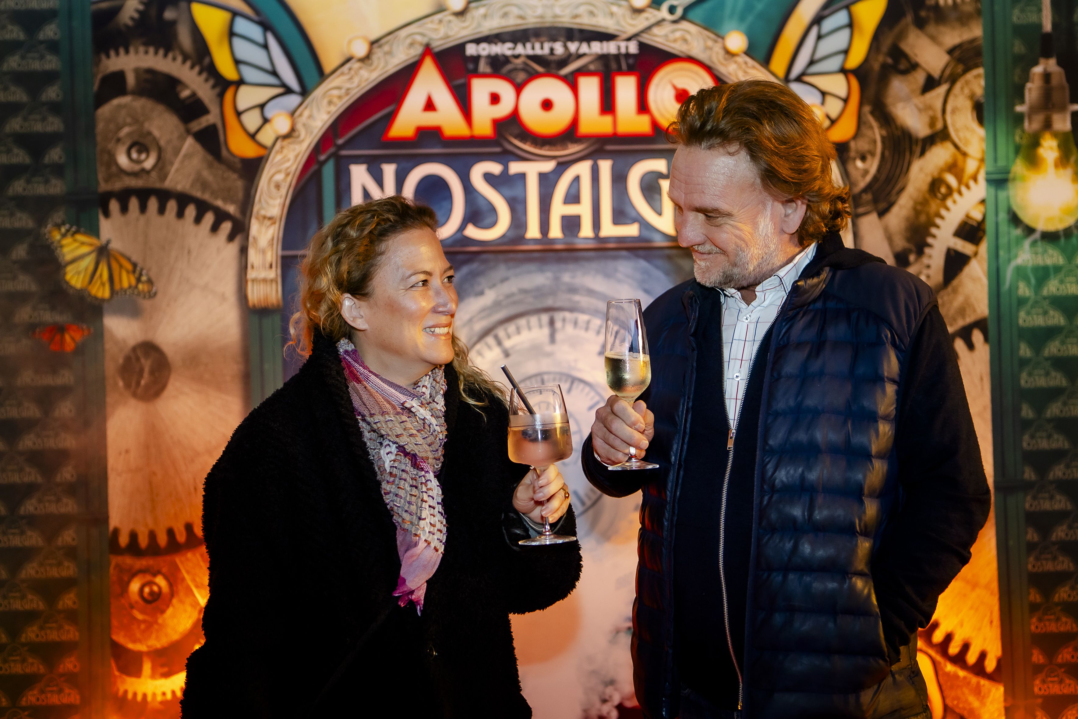 Alex und Stefan stoßen auf den 27. Geburtstag des Apollo Varieté an und feiern den Auftakt der neuen Show NOSTALGIA auf dem roten Teppich. Unsere Redaktion ist glücklich, Teil dieses besonderen Events zu sein und einen magischen Abend voller Emotionen und artistischer Höhepunkte mitzuerleben. / Foto (c) Roncalli Apollo Variété