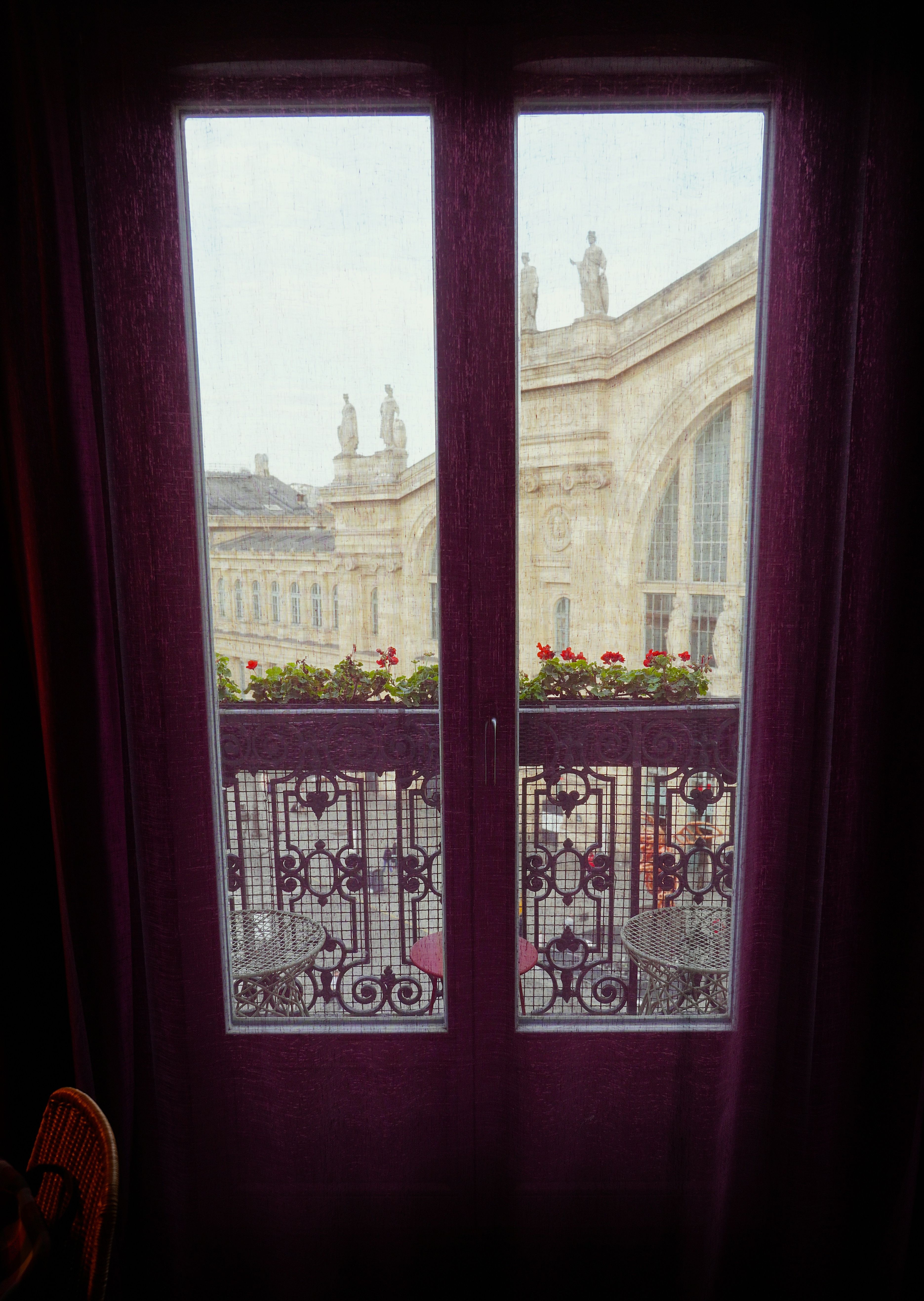 Der Blick aus dem Zimmer auf den Gare du Nord - 25hours Hotel Terminus Nord, Paris / Foto: NDOZ