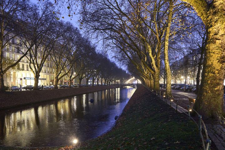 170 neue Bodenstrahler lassen ab sofort den Kö-Graben in neuem Licht erstrahlen. Dazu wurden die alten Leuchten durch moderne und energieeffiziente LED-Strahler ersetzt. / Foto: Landeshauptstadt Düsseldorf/Claus Langer 170 neue Bodenstrahler lassen ab sofort den Kö-Graben in neuem Licht erstrahlen. Dazu wurden die alten Leuchten durch moderne und energieeffiziente LED-Strahler ersetzt. / Foto: Landeshauptstadt Düsseldorf/Claus Langer