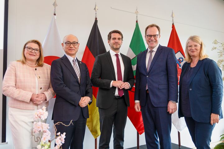 Kirschblütenempfang 2026: Keller, Tsunoda und Höller an der Galopprennbahn Fünf Personen stehen vor deutschen, japanischen und NRW-Fahnen beim Kirschblütenempfang 2026 an der Düsseldorfer Galopprennbahn: Annette Klerks, Generalkonsul Yoshitaka Tsunoda, Oberbürgermeister Dr. Stephan Keller, Staatssekretär Paul Höller und Astrid Becker (NRW.Global Business).