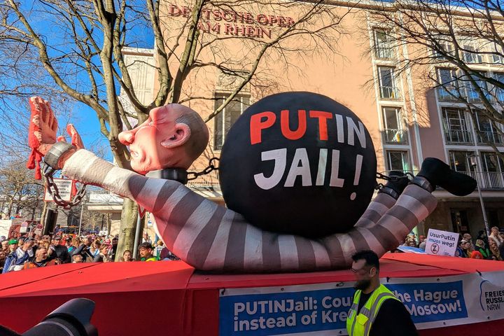 Rosenmontagszug 2025: Mottowagen mit der Aufschrift "PUTINJail: Court in The Hague instead of Kremlin in Moscow!" / Foto: Victor Scholz, NDOZ