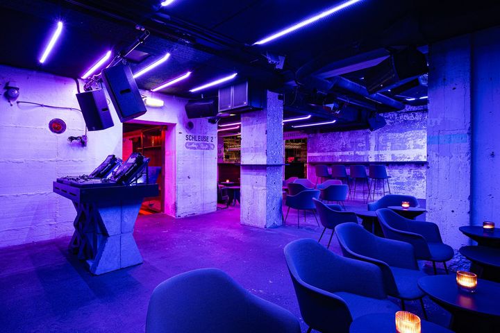 Schleuse Zwei im Bilker Bunker Innenraum der Schleuse Zwei im Bilker Bunker Düsseldorf mit Bar, Sitzplätzen und violett-blauer Beleuchtung