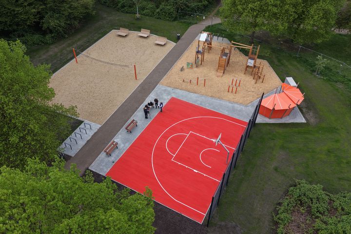 Luftaufnahme Sportanlage Diepenstraße Gerresheim Düsseldorf 2026 Luftaufnahme der neuen multifunktionalen Sportanlage an der Diepenstraße in Düsseldorf-Gerresheim mit rotem Basketballfeld, Ninja-Parcours und Beachvolleyballfeld