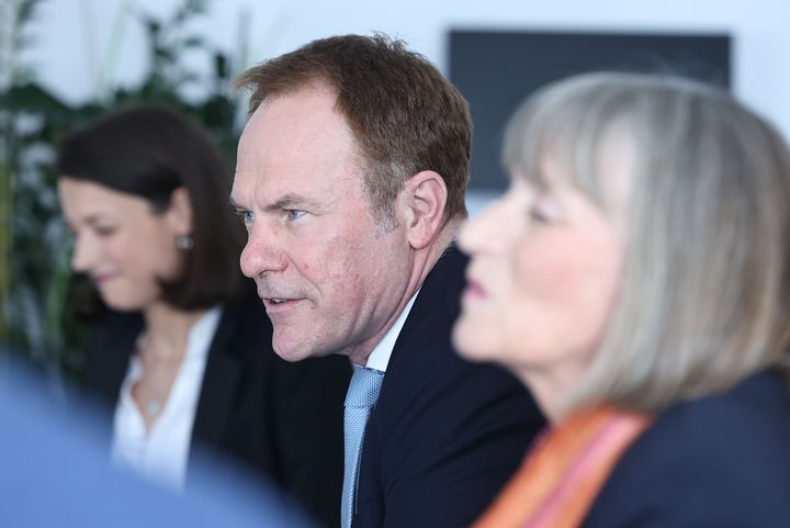 Haushaltsentwurf 2027/2028 im Rathaus Oberbürgermeister Stephan Keller und Stadtkämmerin Dorothée Schneider bei der Vorstellung des Haushaltsplanentwurfs 2027/2028 im Düsseldorfer Rathaus