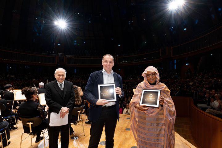 Adam Fischer, Jacques Tilly und Salwa Elsadik beim Menschenrechtskonzert der Tonhalle Düsseldorf Adam Fischer, Jacques Tilly und Salwa Elsadik bei der Verleihung des Menschenrechtspreises 2026 in der Tonhalle Düsseldorf