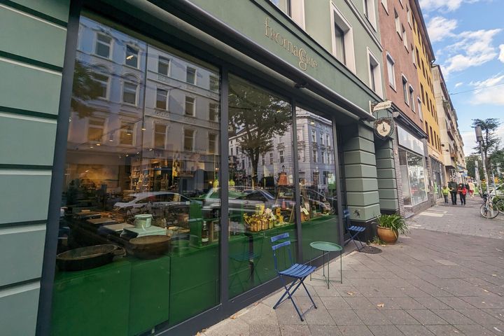 Einzelhandel an der Lorettostraße Geschäft an der Düsseldorfer Lorettostraße mit Schaufenster und Gehweg als Symbol für den Einzelhandel in den Stadtteilen