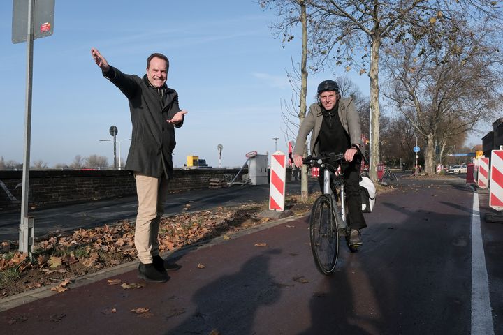 Gaben den Radweg am Joseph-Beuys-Ufer frei: Oberbürgermeister Dr. Stephan Keller (li.) und Mobiliätsdezernent Jochen Kral © Landeshauptstadt Düsseldorf, Michael Gstettenbauer 