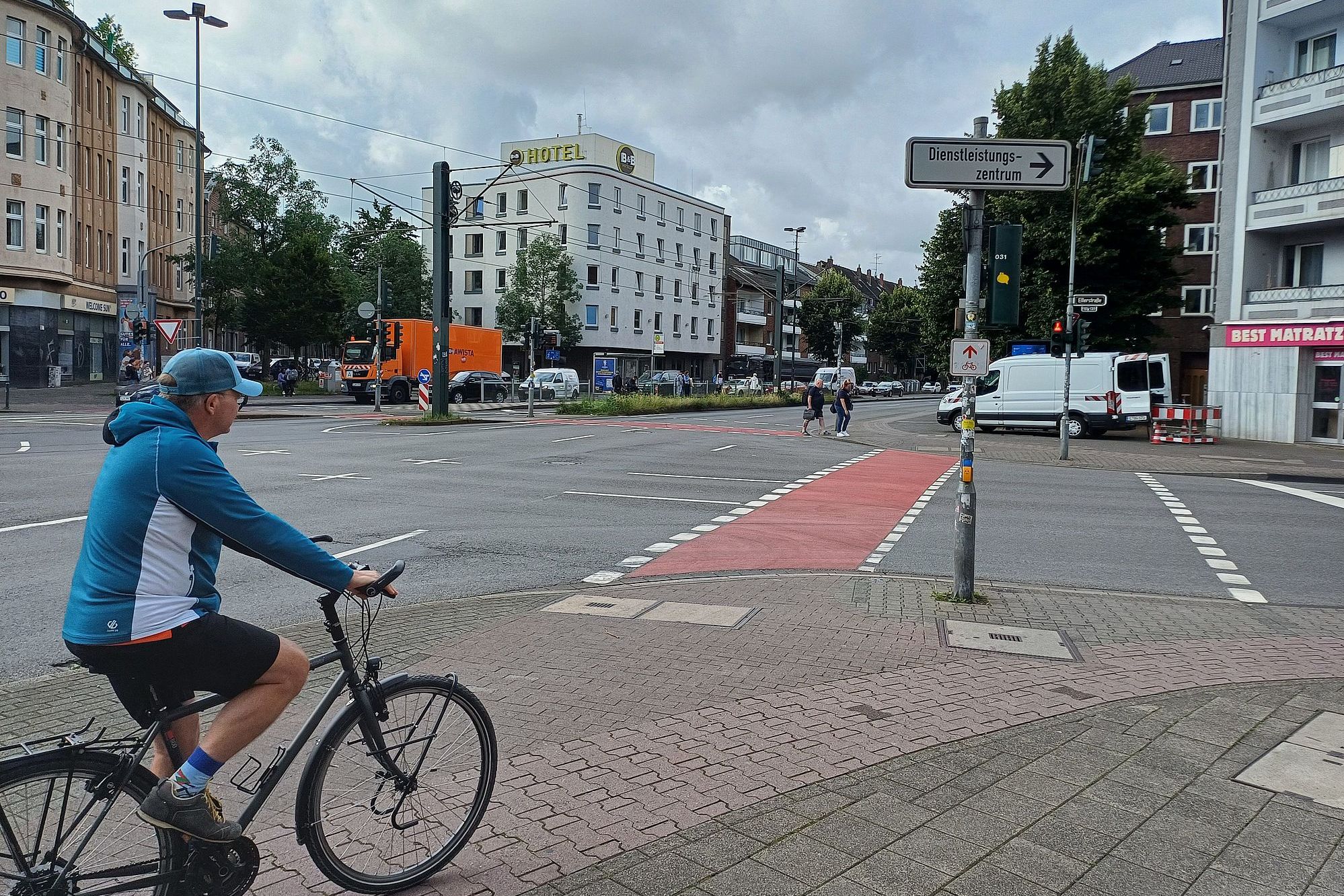 An der Kreuzung Kruppstraße/Eller Straße sind die Roteinfärbungen vorgenommen - die Radfahrer können jetzt sicherer passieren © Landeshauptstadt Düsseldorf, Amt für Verkehrsmanagement 