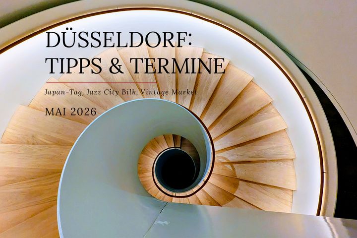Treppenhaus Kunstpalast Düsseldorf Spiralförmiges Treppenhaus im Kunstpalast Düsseldorf, Vogelperspektive, helles Holz und weiße Kurven