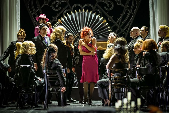 María de Buenos Aires an der Deutschen Oper am Rhein Szene aus María de Buenos Aires mit Maria Kataeva in pinkem Kleid auf der Bühne der Deutschen Oper am Rhein.