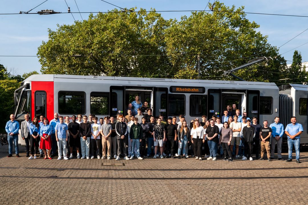 44 neue Auszubildende starteten am 2. September bei der Rheinbahn in ihr Berufsleben. Annette Grabbe (Vorstandssprecherin, Arbeitsdirektorin und Finanzvorständin), Betriebsrat, Personalabteilung und die Ausbilderinnen und Ausbilder begrüßten sie herzlich auf dem Betriebshof in Heerdt. / Foto: Rheinbahn