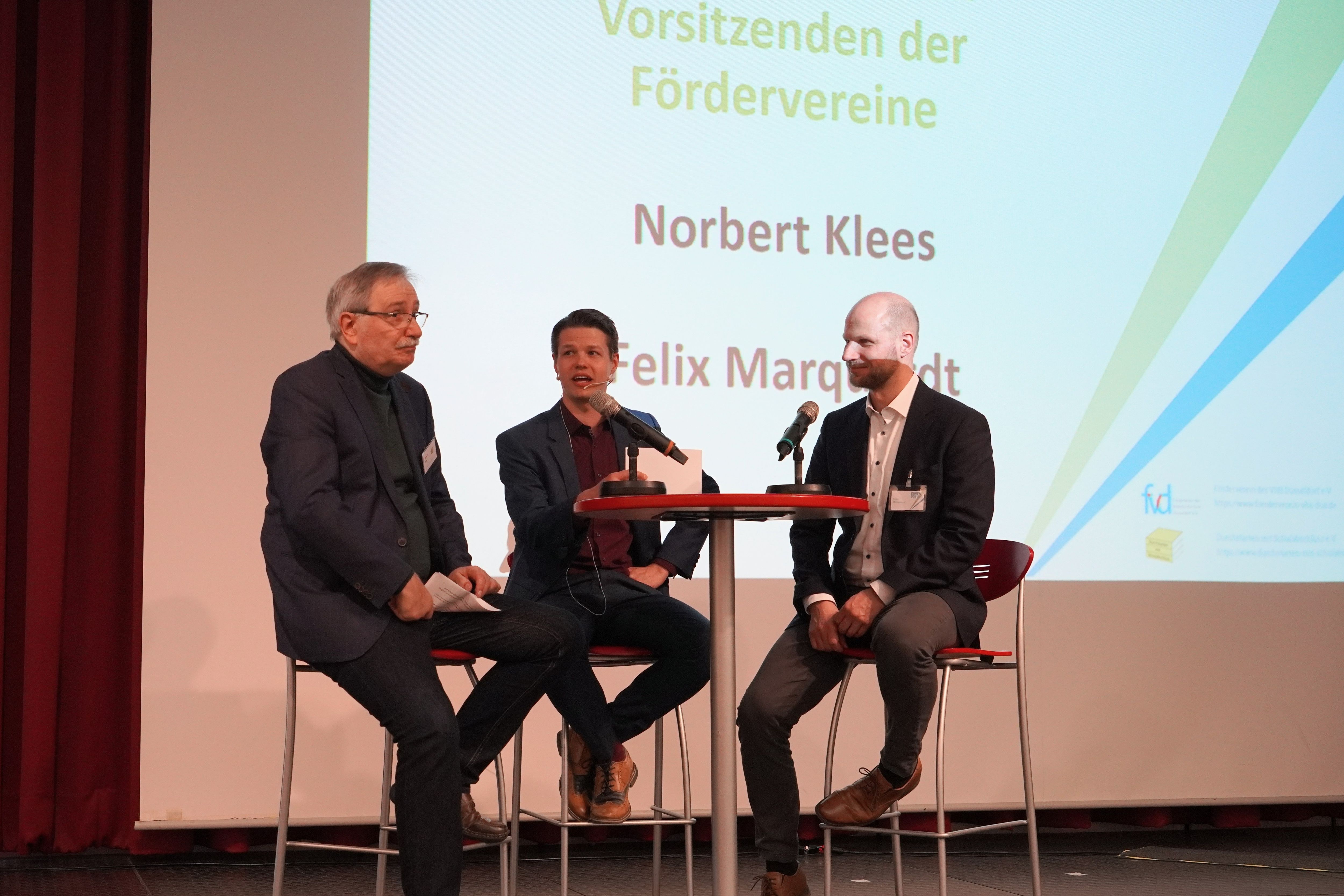 VHS-Ehrenpreis 2025: Interview mit den Vorsitzenden der Fördervereine (v.l.): Norbert Klees, Vorsitzender des Vereins Durchstarten mit Schulabschluss, Moderator Janis Hülder und Felix Marquardt, Vorsitzender  des Fördervereins der VHS-Düsseldorf / Foto: NDOZ