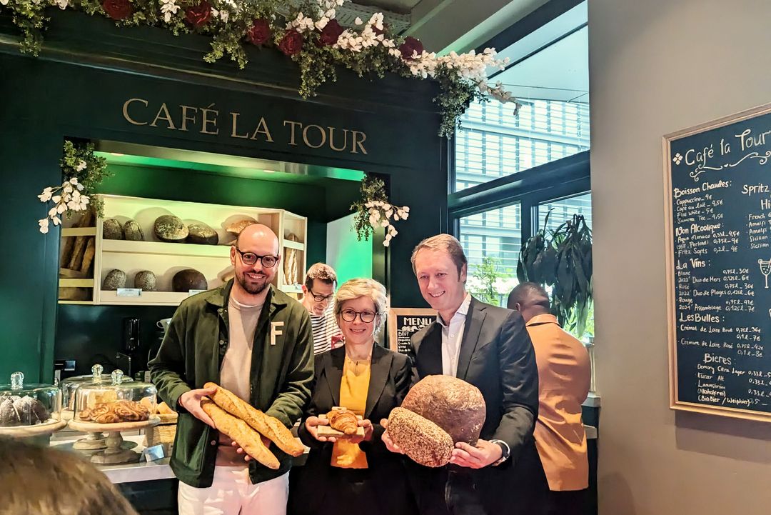 Café La Tour im 25hours Hotel in Düsseldorf (v.l.): Timo Schmitz (General Manager des 25hours Hotel), Heidi Schiller (Mitglied der Geschäftsführung der Bäckerei Schüren) und Roland Schüren (Inhaber und Bäckermeister) / Foto: Alexandra Scholz-Marcovich, NDOZ