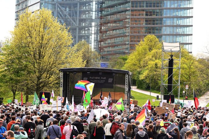 4. PRÜF-Demo Düsseldorf – Landtagswiese April 2026 Hunderte Menschen versammeln sich auf der Landtagswiese vor dem NRW-Landtag bei der 4. PRÜF-Demo am 11. April 2026 in Düsseldorf