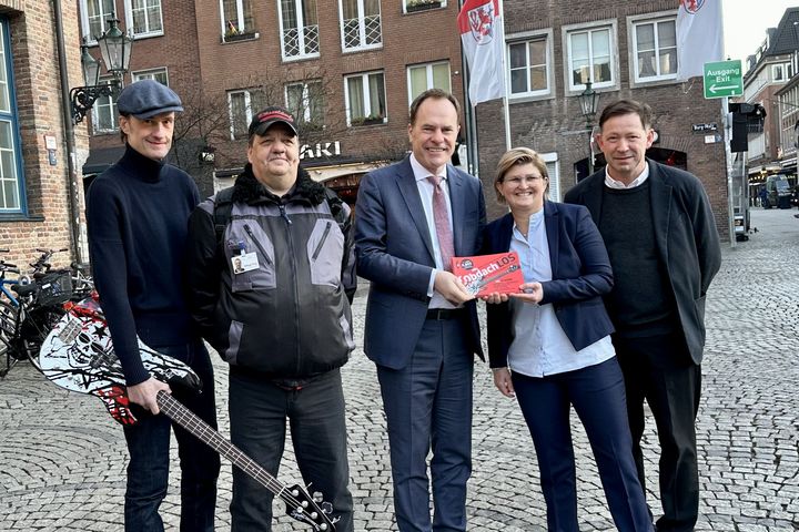 Oberbürgermeister Stephan Keller übergab die letzten 1000 ObdachLOSe von fiftyfifty an JBH Geschäftsführerin Melanie Spengler. Von links: Breiti, fiftyfifty Verkäufer Helmut Steinmetz, OB Stephan Keller, JBH Geschäftsführerin Melanie Spengler und Stadtdirektor Burkard Hintzsche / Foto: fiftyfifty