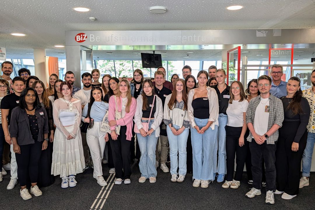 Roland Niemans, Personalleiter der Agentur für Arbeit (Dritter von rechts), und seine Mitarbeiterinnen und Mitarbeiter hießen die Nachwuchskräfte willkommen. / Foto:  Agentur für Arbeit