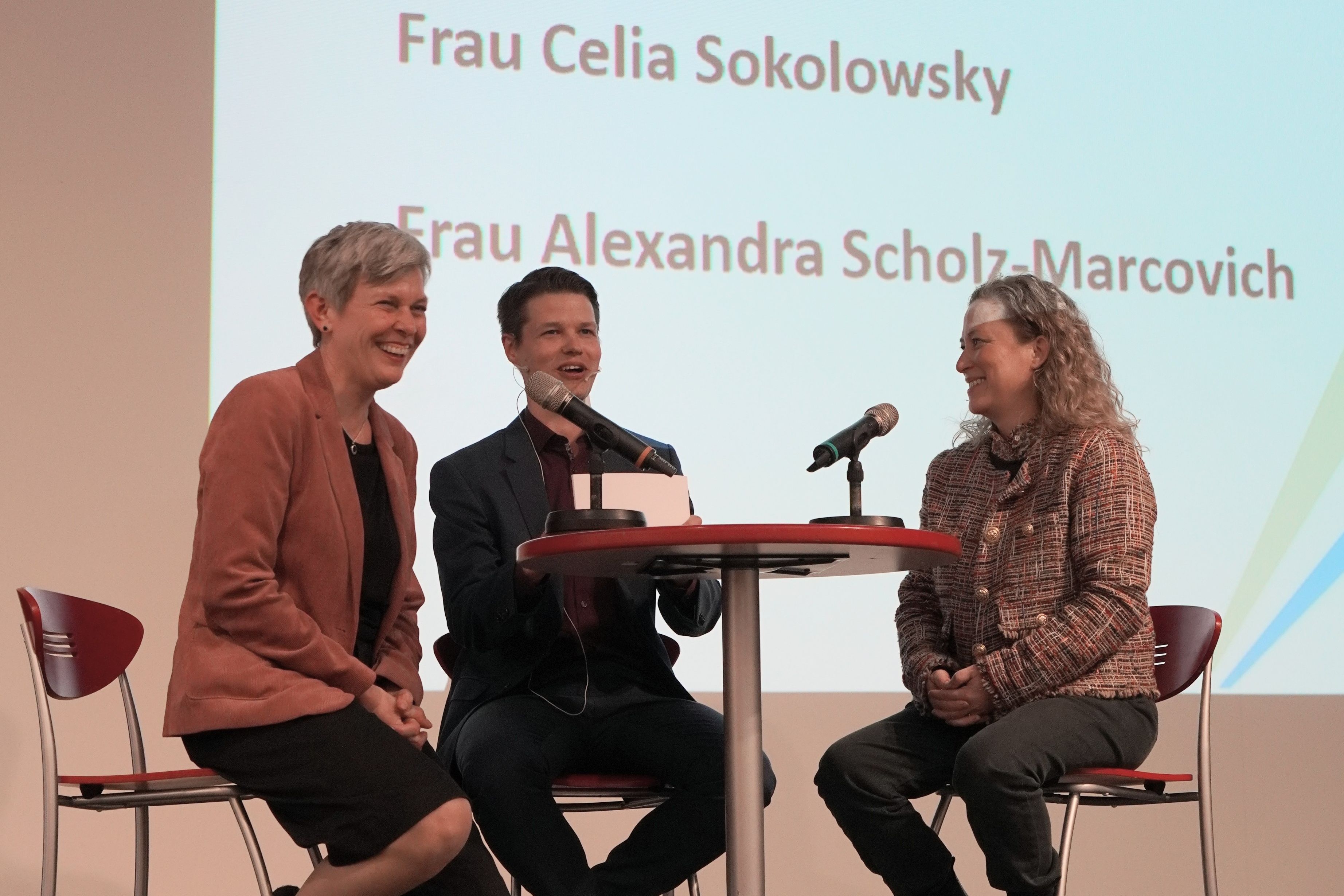 VHS-Ehrenpreis 2025: Interview mit Jury-Mitgliedern (v.l.): Celia Sokolowsky, Vorsitzende des VHS-Landesverbandes NRW, Moderator Janis Hülder und Alexandra Scholz-Marcovich, Redaktionsleiterin der NDOZ / Foto: NDOZ