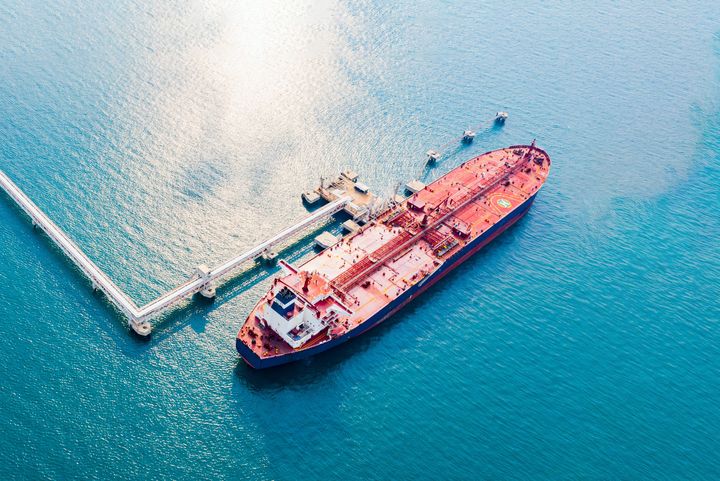Luftaufnahme eines Ölterminals mit Tanker und Verladeanlage Luftaufnahme eines modernen Seehafens mit Verladeanlagen für Öltanker und Offshore-Plattformen – Symbol für globale Energieversorgung und Rohstoffmärkte.