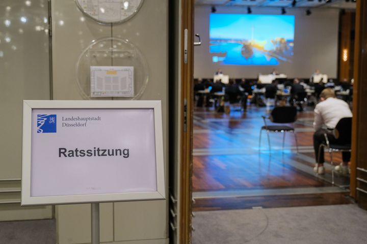 OB Dr. Keller und Stadtkämmerin Schneider haben in der heutigen Ratssitzung, 16. September, den aufgestellten Haushaltsplanentwurf 2022 mit einem Volumen von rund 3,2 Milliarden Euro eingebracht © Landeshauptstadt Düsseldorf/Michael Gstettenbauer 