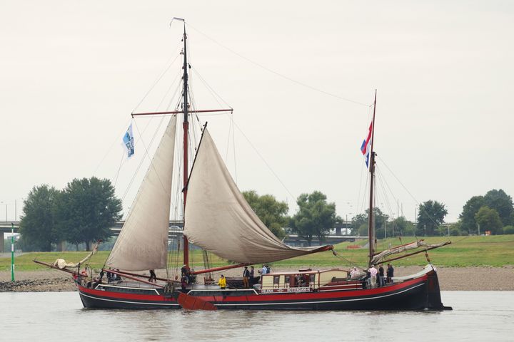 Besucherinnen und Besucher des SchifffahrtMuseums können direkt an Bord gehen und die 40 Meter lange Zweimast-Stevenaak "Helena" am Altstadtufer besichtigen © Landeshauptstadt Düsseldorf/David Young 