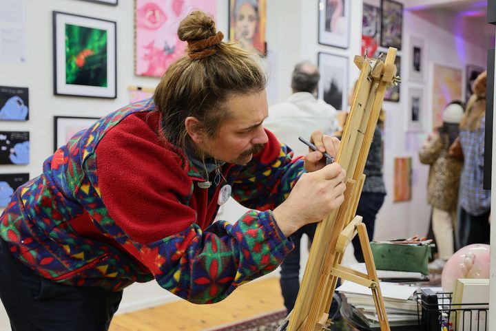 Illustrator Markus Parnow bei der Live-Zeichnung im Atelier ausARTen in Bilk, bei „Das kleine WEEKEND – Die Unterschätzung“ von Loft of Art. / Foto: Klaus von Jackelmann Illustrator Markus Parnow bei der Live-Zeichnung im Atelier ausARTen in Bilk, bei „Das kleine WEEKEND – Die Unterschätzung“ von Loft of Art. / Foto: Klaus von Jackelmann